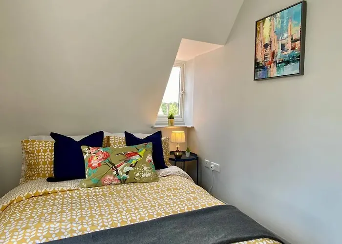 Stunning Apartment - 5 Minute Walk To The Best Beach! - Great Location - Parking - Fast Wifi - Smart Tv - Newly Decorated - Close To Bournemouth & Poole Town Centre & Sandbanks