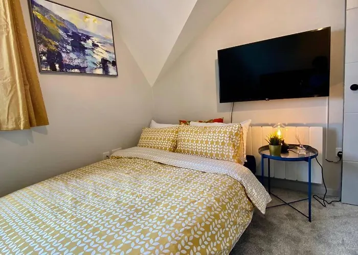 Stunning Apartment - 5 Minute Walk To The Best Beach! - Great Location - Parking - Fast Wifi - Smart Tv - Newly Decorated - Close To Bournemouth & Poole Town Centre & Sandbanks