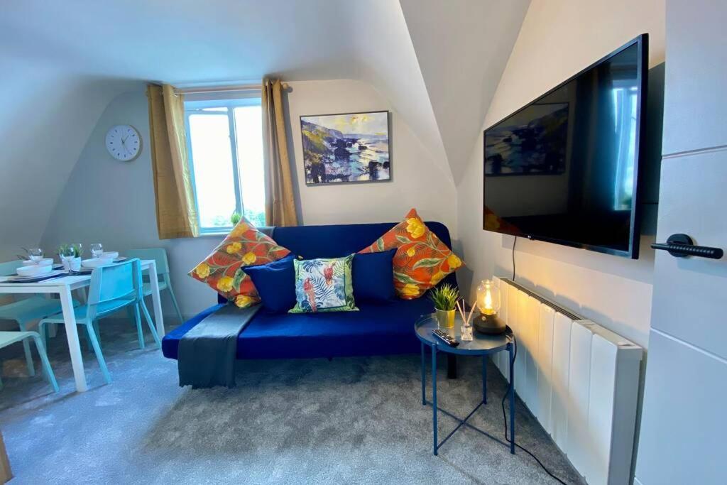 Apartment Beachside Bliss: Stylish Near