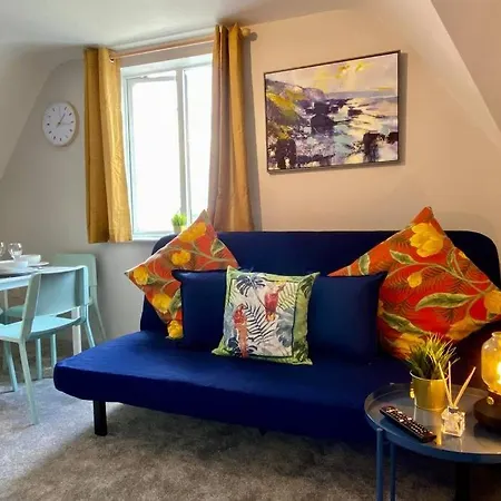 Beachside Bliss: Stylish Apartment near Bournemouth Exterior photo