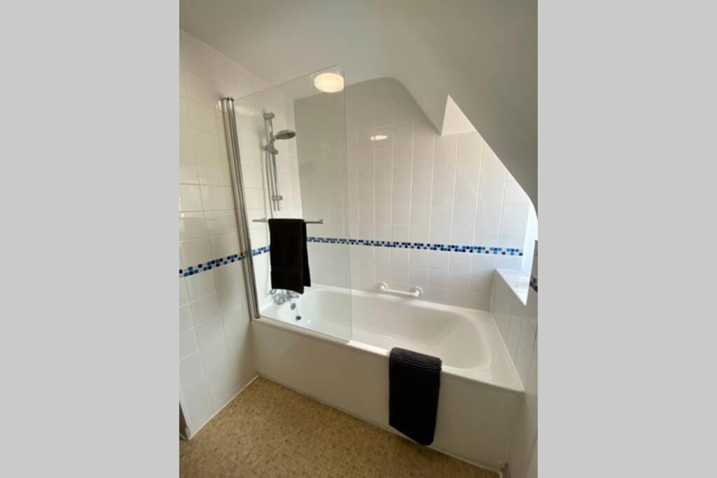 Stunning - 5 Minute Walk To The Beach! - Great Location - Parking - Fast Wifi - Smart Tv - Newly Decorated - Close To & Poole Town Centre & Sandbanks *