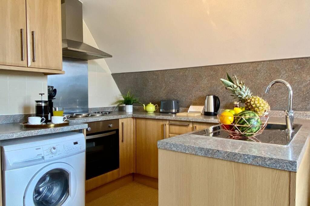 Stunning - 5 Minute Walk To The Beach! - Great Location - Parking - Fast Wifi - Smart Tv - Newly Decorated - Close To & Poole Town Centre & Sandbanks *
