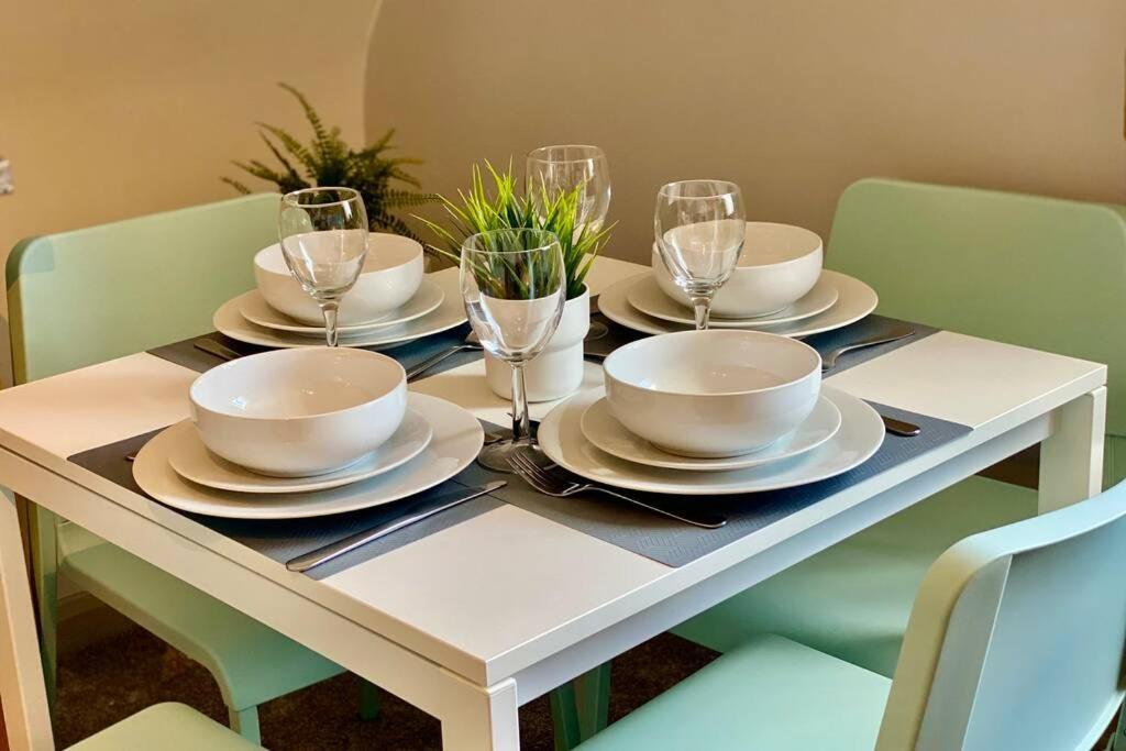 Beachside Bliss: Stylish Near Apartment *