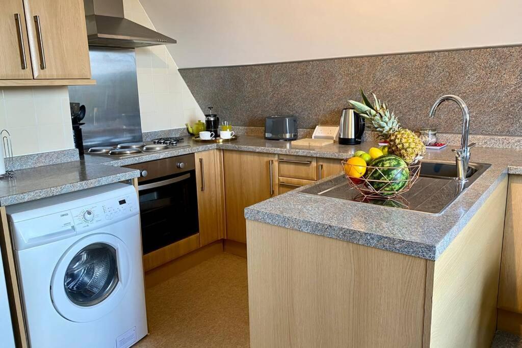 Stunning - 5 Minute Walk To The Beach! - Great Location - Parking - Fast Wifi - Smart Tv - Newly Decorated - Close To & Poole Town Centre & Sandbanks * Bornemouth