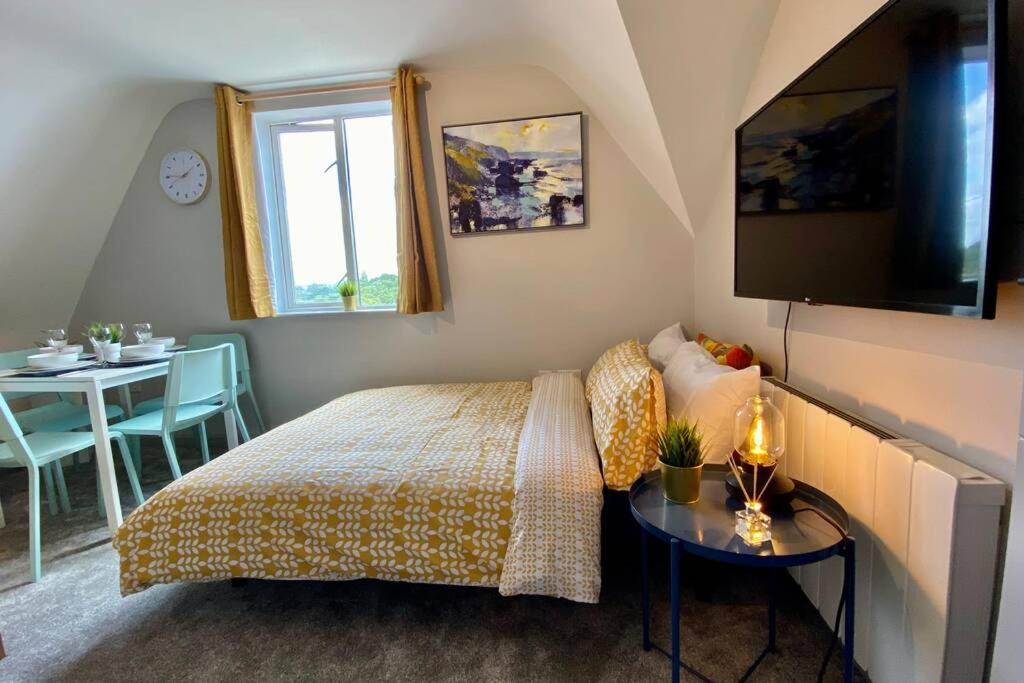 Stunning - 5 Minute Walk To The Beach! - Great Location - Parking - Fast Wifi - Smart Tv - Newly Decorated - Close To & Poole Town Centre & Sandbanks